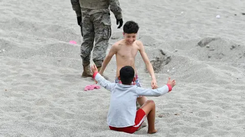 Dos ni&ntilde;os en Ceuta durante la crisis migratoria en la frontera con Marruecos