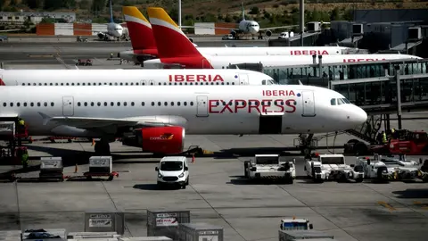 Archivo - Aviones de Iberia Express en la terminal T4 del Aeropuerto de Madrid-Barajas Adolfo Su&aacute;rez, en Madrid (Espa&ntilde;a)