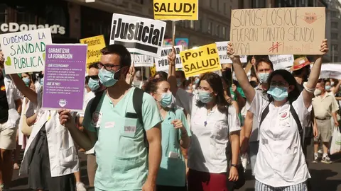 Archivo - Participantes portan pancartas reivindicativas en una manifestaci&oacute;n de los m&eacute;dicos internos residentes (MIR) en Madrid (Espa&ntilde;a), a 27 de julio de 2020.