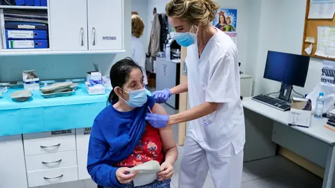 Una sanitaria vacuna a una mujer sin hogar en el Centro de Acogida Municipal Para Personas Sin Hogar San Isidro, a 20 de mayo de 2021, en Madrid (Espa&ntilde;a). La visita coincide con el inicio de la vacunaci&oacute;n para personas sin hogar en los centros municipales