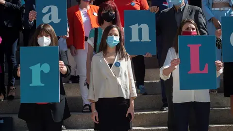 La Ministra de Derechos Sociales y Agenda 2030, Ione Belarra; y la ministra de Igualdad, Irene Montero, posan en una fotograf&iacute;a en un acto de celebraci&oacute;n por la aprobaci&oacute;n de la Ley de Protecci&oacute;n a la Infancia.