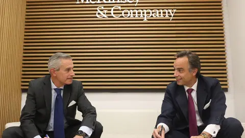 Archivo - El presidente de Europa Press, As&iacute;s Mart&iacute;n de Cabiedes (izquierda), y el de McKinsey, Alejandro Beltr&aacute;n (derecha), firman el acuerdo de colaboraci&oacute;n para la puesta en marcha de la plataforma 'Generaci&oacute;n de Oportunidades' en la sede de McKinsey.