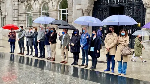 Minuto de silencio por las mujeres y el menor asesinados