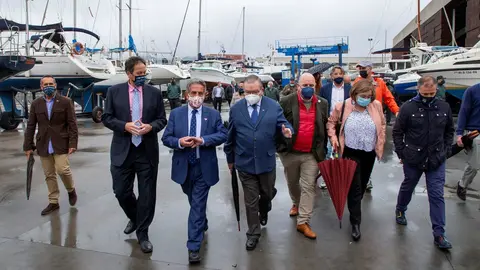 El presidente de Cantabria, Miguel &Aacute;ngel Revilla; el consejero de Obras P&uacute;blicas, Jos&eacute; Luis Gochicoa; y la alcaldesa de Laredo, Rosario Losa, entre otros, en la inauguraci&oacute;n del nuevo edificio para usos m&uacute;ltiples del puerto de Laredo