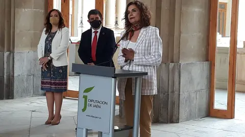 Mar&iacute;a Jes&uacute;s Montero, junto a Francisco Reyes y Catalina Madue&ntilde;o.