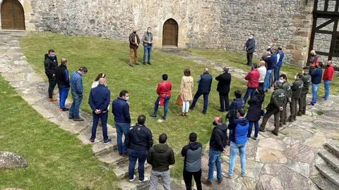 El Consejero De Desarrollo Rural, Ganader&iacute;a, Pesca, Alimentaci&oacute;n Y Medio Ambiente, Guillermo Blanco, Acompa&ntilde;ado Por Agentes Del Medio Natural, Se Re&uacute;ne Con Alcaldes Y Ganaderos De La Comarca Forestal De Campoo