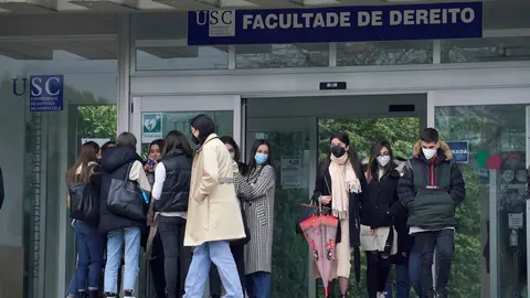 Archivo - Alumnos salen de la Facultad de Derecho durante el primer d&iacute;a en el que los estudiantes universitarios gallegos vuelven a las aulas, en Santiago de Compostela, A Coru&ntilde;a, Galicia, (Espa&ntilde;a), a 1 de marzo de 2021. Las puertas de las universidades g