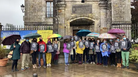 El grupo Salvemos el r&iacute;o Saja en la entrega de firmas en Cabez&oacute;n de la Sal