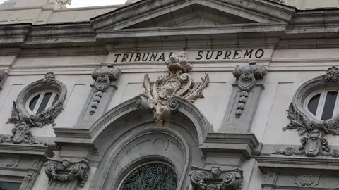 Archivo - Escudo de Espa&ntilde;a en la fachada del edificio del Tribunal Supremo, en Madrid a 29 de noviembre de 2019.