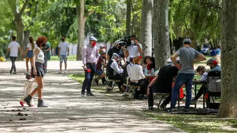 Varias personas disfrutan en la pradera de San Isidro, una de las zonas t&iacute;picas donde se re&uacute;ne la gente en las fiestas del patr&oacute;n, a 14 de mayo de 2021, en Madrid (Espa&ntilde;a). Madrid ha reforzado el dispositivo de la Polic&iacute;a Municipal para este San Isidro, a