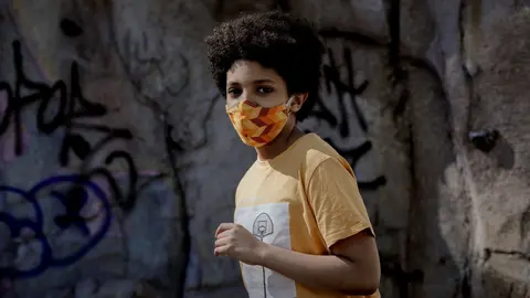 Archivo - El ni&ntilde;o actor y modelo Hugo Ndiaye, de 10 a&ntilde;os, pasea el primer d&iacute;a en el que los menores de 14 a&ntilde;os de la Comunidad de Madrid pueden realizar paseos entre las 10 y las 13 horas y entre las 17 y las 21 horas, tras decidir la Comunidad de Madrid 