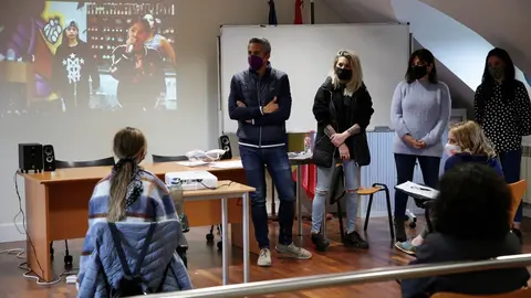 El vicepresidente del Gobierno de Cantabria, Pablo Zuloaga, visita el taller 'El rap como herramienta para el empoderamiento feminista'.