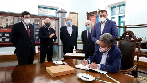 El presidente de Cantabria, Miguel &Aacute;ngel Revilla, visita, junto al presidente del Principado de Asturias, Adri&aacute;n Barb&oacute;n, la Fundaci&oacute;n Archivo de Indianos &ndash; Museo de la Emigraci&oacute;n.