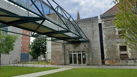 Entrada a la Audiencia Provincial de Cantabria, en el complejo judicial de Las Salesas