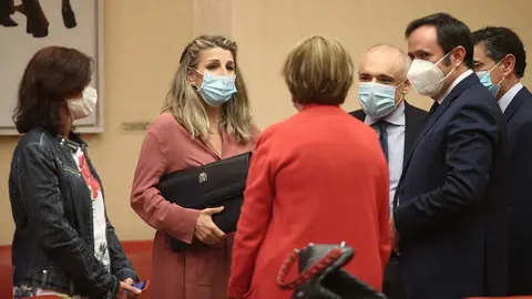 Archivo - La ministra de Trabajo y Econom&iacute;a Social, Yolanda D&iacute;az mantiene una conversaci&oacute;n antes de una comparecencia en Comisi&oacute;n en el Congreso