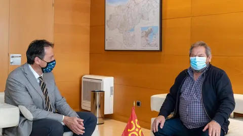 El consejero de Obras P&uacute;blicas, Ordenaci&oacute;n del Territorio y Urbanismo, Jos&eacute; Luis Gochicoa, se re&uacute;ne con el alcalde de Tudanca, Manuel Grande