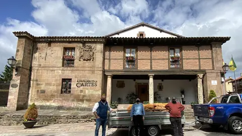 Donaci&oacute;n de patatas en  Cartes para el Banco de Alimentos