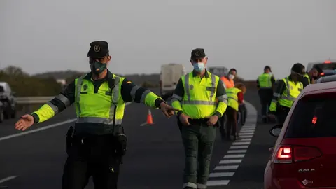 Archivo - Agentes de la Guardia Civil durante un control de movilidad en la Autov&iacute;a de la A-66 direcci&oacute;n Sevilla el pasado 26 de marzo