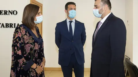 La consejera de Presidencia, Interior, Justicia y Acci&oacute;n Exterior, Paula Fern&aacute;ndez Via&ntilde;a, recibe al c&oacute;nsul general de Ruman&iacute;a en la zona norte, Marian Popescu