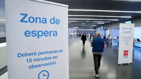 Un hombre entra en la zona de espera, despu&eacute;s de recibir la dosis con la vacuna de Pfizer en el Wanda Metropolitano, a 19 de mayo de 2021, en Madrid (Espa&ntilde;a). La Comunidad de Madrid comenz&oacute; a vacunar el pasado lunes a las personas de entre 50 y 59 a&ntilde;os en