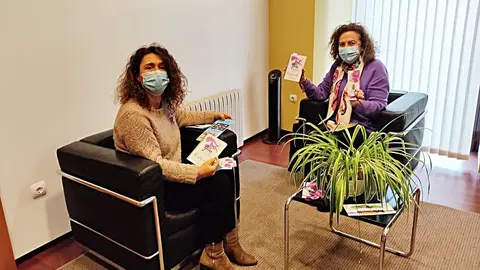 La alcaldesa y la concejala con material de la campa&ntilde;a