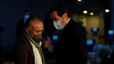 El secretario general de UGT, Pepe &Aacute;lvarez (i) y el presidente de la CEOE, Antonio Garamendi (d)