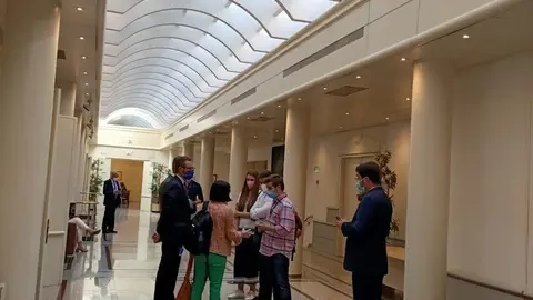 Carolina Darias mantiene una conversaci&oacute;n con un MIR en los pasillos del Senado