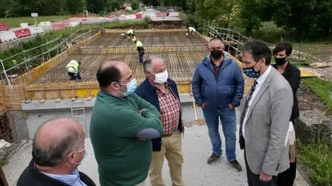 El consejero visita las obras que se est&aacute;n acometiendo entre Vega y Saro.