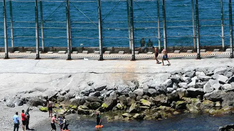 El Grupo Especial de Actividades Subacu&aacute;ticas (GEAS) de la Guardia Civil rescata a una mujer que ha llegado a la playa del Benz&uacute; junto a una ni&ntilde;a, en Ceuta.