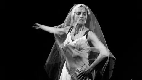 Archivo - Escena de la obra de teatro 'Leyenda'