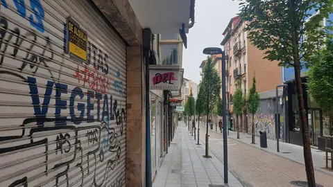 Una calle de Santander con un comercio cerrado