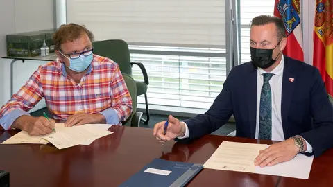 El consejero de Ganader&iacute;a, Guillermo Blanco, y el presidente de la Asociaci&oacute;n Nacional de Criadores de Ganado Vacuno de Raza Tudanca, Lorenzo Gonz&aacute;lez, renuevan su colaboraci&oacute;n para fomentar la crianza y mejora del ganado vacuno de raza tudanca.