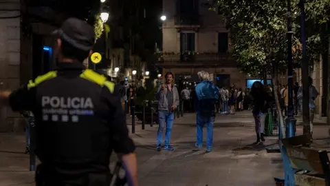 Agentes de la Guardia Urbana de Barcelona, frente a j&oacute;venes en ambiente festivo, a 22 de mayo de 2021, en Barcelona, Catalunya (Espa&ntilde;a). La Guardia Urbana de Barcelona, en un operativo conjunto con los Mossos d'Esquadra, han desalojado a un total de 3.959