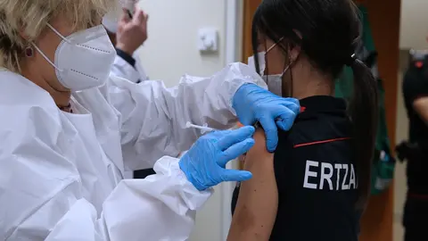 Archivo - Una agente de la Ertzaintza recibe la vacuna contra la covid-19