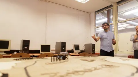 Archivo - Un profesor de FP impartiendo clase en un centro de Madrid