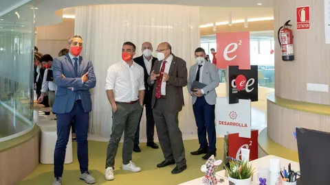 El vicepresidente y consejero de Universidades, Igualdad, Cultura y Deporte, Pablo Zuloaga, y el Alto Comisionado para Espa&ntilde;a Naci&oacute;n Emprendedora, Francisco Polo, visitan el CISE.