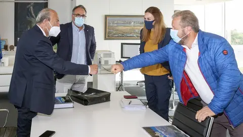 El consejero de Turismo, Javier L&oacute;pez Marcano (izda), y la directora general del &aacute;rea, Marta Barca, con el  presidente de La Mancomunidad De Li&eacute;bana Y Pe&ntilde;arrubia, Julio Cires, y al alcalde de Vega de Li&eacute;bana, Gregorio Alonso