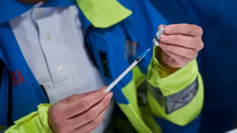 Un sanitario prepara una vacuna con la dosis de Pfizer