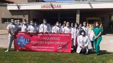 Concentraci&oacute;n de sanitarios de Urgencias frente al Hospital Valdecilla