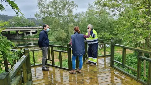 El concejal Jos&eacute; Luis Urraca visita los trabajos en la ribera Saja-Besaya
