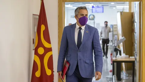 El vicepresidente y consejero de Universidades, Igualdad, Cultura y Deporte, Pablo Zuloaga, informa en rueda de prensa de los acuerdos del Consejo de Gobierno