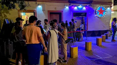 Colas en una discoteca en la Alameda de Hercules, &uacute;nico local que puede estar abierto hasta las 2 de la ma&ntilde;ana 15 de mayo del 2021 en Sevilla, Andaluc&iacute;a