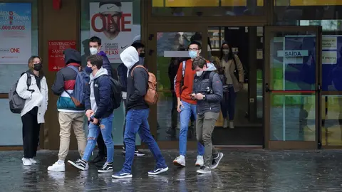 Archivo - Alumnos saliendo de su centro