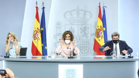 (I-D) La ministra portavoz y ministra de Hacienda, Mar&iacute;a Jes&uacute;s Montero; la vicepresidenta tercera del Gobierno y ministra de Trabajo y Econom&iacute;a Social, Yolanda D&iacute;az y el ministro de Inclusi&oacute;n, Seguridad Social y Migraciones, Jos&eacute; Luis Escriv&aacute;