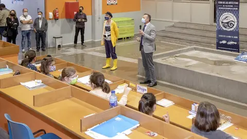 El consejero de Desarrollo Rural, Ganader&iacute;a, Pesca, Alimentaci&oacute;n y Medio Ambiente, Guillermo Blanco, mantiene un encuentro con escolares dentro del programa de actividades de la Feria de Artes Fijas de Santo&ntilde;a