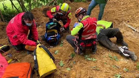 Los sanitarios atienden al trabajador herido en el lugar del accidente