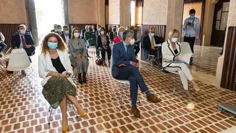 El vicepresidente y consejero de Universidades, Igualdad, Cultura y Deporte, Pablo Zuloaga, y varios consejeros, junto con la secretaria de Estado de Digitalizaci&oacute;n e Inteligencia Artificial, Carme Artigas, en la presentaci&oacute;n del proyecto HUB Comillas