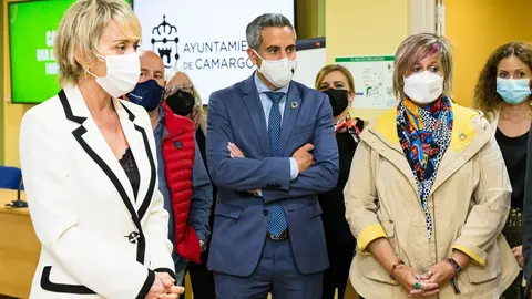 La secretaria de Estado de Digitalizaci&oacute;n e Inteligencia Artificial, Carme Artigas, y el vicepresidente c&aacute;ntabro, Pablo Zuloaga, visitan el Digital Learning Centre de Camargo junto a la alcaldesa, Esther Bolado