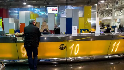 Archivo - Un cliente es atendiendo en la Oficina de Correos de Cibeles, en Madrid, (Espa&ntilde;a), a 16 de marzo de 2021. El voto por correo para las elecciones auton&oacute;micas a la Asamblea de Madrid que se celebrar&aacute;n el 4 de mayo ya se puede solicitar hasta el d&iacute;