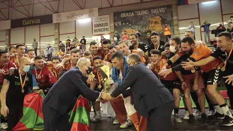 El Bathco BM. Torrelavega celebra el campeonato de Divisi&oacute;n de Honor Plata